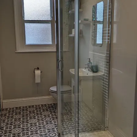 Clifton In Prime Location & Parking Appartement